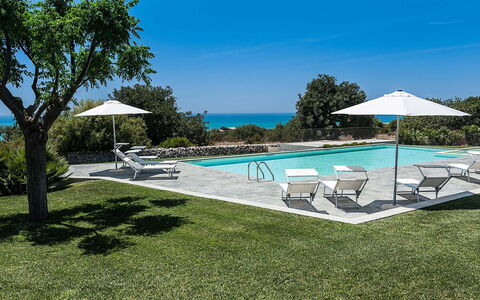 Isolina Verde - Scicli, Sicilia: Water, Fabriek, Lucht, Boom, Zwembad, Buitenmeubels, Schaduw, Ligstoel, Arecales, Rechthoek