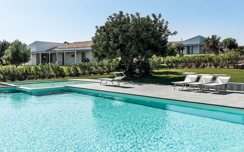 Isolina Verde - Scicli, Sicilia: Water, Fabriek, Lucht, Eigendom, Dag, Zwembad, Azure, Gebouw, Boom, Rechthoek