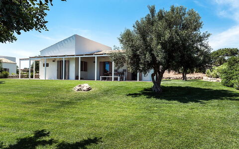 Isolina Rossa - Scicli, Sicilia: Lucht, Fabriek, Eigendom, Gebouw, Wolk, Boom, Land Lot, Huis, Gras, Natuurlijk Landschap