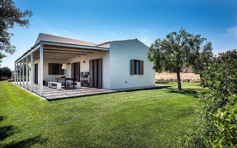 Isolina Rossa - Scicli, Sicilia: Lucht, Fabriek, Gebouw, Boom, Venster, Huis, Land Lot, Natuurlijk Landschap, Schaduw, Gras