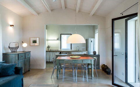 Isolina Rossa - Scicli, Sicilia: Tafel, Hout, Interieur Ontwerp, Gebouw, Verdieping, Flooring, Huis, Bankstel, Woonkamer