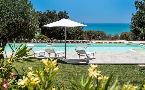 Isolina Rossa - Scicli, Sicilia: Water, Bloem, Fabriek, Eigendom, Lucht, Plantkunde, Natuur, Azure, Zwembad, Boom