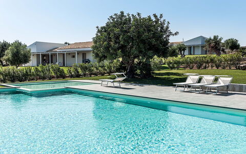 Isolina Rossa - Scicli, Sicilia: Water, Fabriek, Lucht, Eigendom, Dag, Zwembad, Azure, Gebouw, Boom, Rechthoek