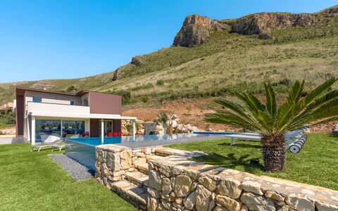 Villa Cinema - Castellammare Del Golfo, Sicilia: Fabriek, Lucht, Plantengemeenschap, Berg, Gebouw, Gras, Huis, Arecales, Schaduw, Landschap