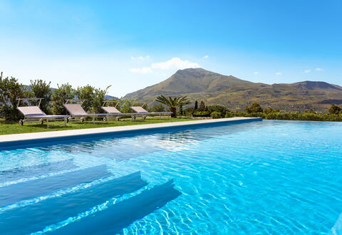 Villa Cinema - Castellammare Del Golfo, Sicilia: Water, Lucht, Fabriek, Wolk, Zwembad, Natuur, Boom, Natuurlijk Landschap, Berg, Landschap