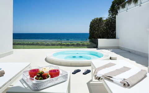 Mariposa - Fontane Bianche, Sicilia: Water, Lucht, Eigendom, Meubilair, Gebouw, Azure, Tafel, Zwembad, Buitenmeubels, Architectuur