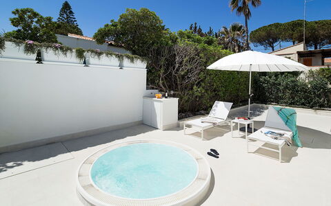 Mariposa - Fontane Bianche, Sicilia: Eigendom, Fabriek, Lucht, Water, Gebouw, Azure, Boom, Buitenmeubels, Badplaats, Schaduw