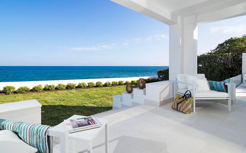 Mariposa - Fontane Bianche, Sicilia: Gebouw, Lucht, Eigendom, Meubilair, Water, Fabriek, Azure, Schaduw, Tafel, Buitenmeubels