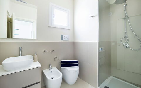 Mariposa - Fontane Bianche, Sicilia: Loodgieterswerkinrichting, Eigendom, Badkamer, Venster, Spiegel, Douchekop, Purper, Wastafel, Interieur Ontwerp