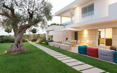 Splendida - Modica, Sicilia: Lucht, Fabriek, Eigendom, Gebouw, Venster, Boom, Deur, Schaduw, Land Lot, Interieur Ontwerp