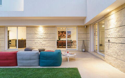 Splendida - Modica, Sicilia: Eigendom, Meubilair, Bankstel, Slaapbank, Woonkamer, Plank, Flooring, Verdieping, Stellingen, Comfort