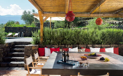 Villa Tranquilla - Randazzo, Sicilia: Tafel, Meubilair, Fabriek, Stoel, Buitenmeubels, Buitentafel, Boom, Wolk, Schaduw, Tableware