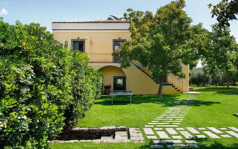 Villa Tranquilla - Randazzo, Sicilia: Fabriek, Eigendom, Gebouw, Lucht, Venster, Groen, Boom, Land Lot, Vegetation, Gras