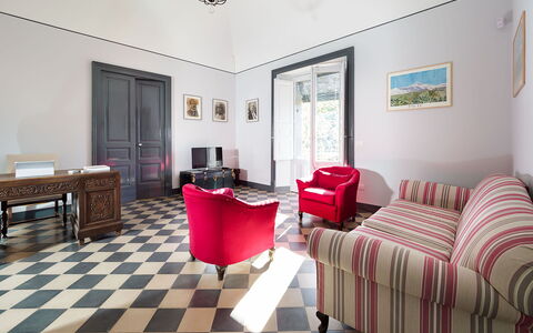 Villa Tranquilla - Randazzo, Sicilia: Meubilair, Eigendom, Tafel, Fotolijst, Hout, Comfort, Woonkamer, Decoratie, Flooring, Interieur Ontwerp