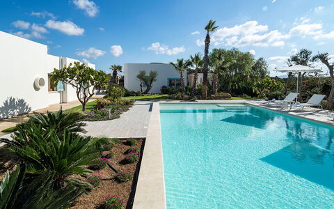 Villa Chiara - Paceco, Sicilia: Water, Wolk, Lucht, Fabriek, Zwembad, Azure, Boom, Arecales, Woongebied, Vrije Tijd
