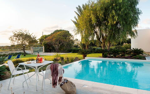 Villa Chiara - Paceco, Sicilia: Water, Fabriek, Lucht, Zwembad, Boom, Gras, Vrije Tijd, Gebouw, Landschap, Woongebied