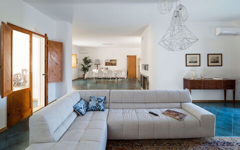 Villa Chiara - Paceco, Sicilia: Bankstel, Meubilair, Eigendom, Fotolijst, Tafel, Interieur Ontwerp, Decoratie, Woonkamer, Fabriek, Verdieping