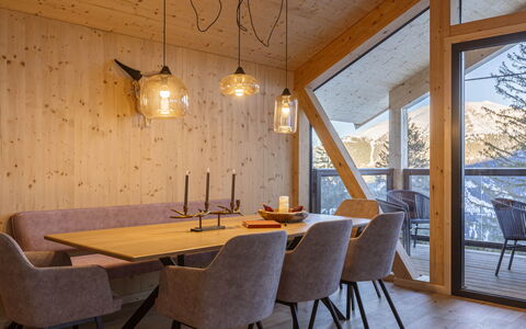 Turracher Höhe 160: Hout, Interieur Ontwerp, Meubilair, Plafond, Lichte Inrichting, Kroonluchter, Stoel, Eetkamer, Keuken En Eettafel, Hardwood
