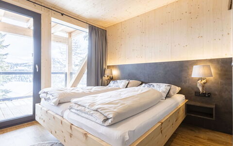Turracher Höhe 160: Slaapkamer, Hardwood, Winter, Bedding, Bed Frame, Bed, Plank, Blokhut, Hotel, Laken