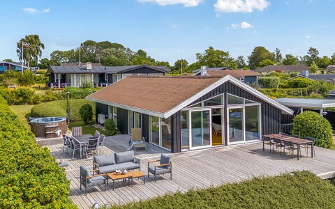 Majken - 225M from the Sea: Huis, Dak, Landgoed, Veranda, Verblijf, Schaduw, Tuin, Landscaping, Ontwerp, Werf
