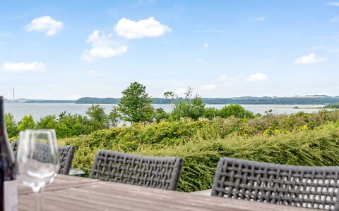 Majken - 225M from the Sea: Meubilair, Tafel, Buitenmeubels, Buitentafel, Stoel, Zee, Keuken En Eettafel, Oceaan, Kust, Eco Hotel