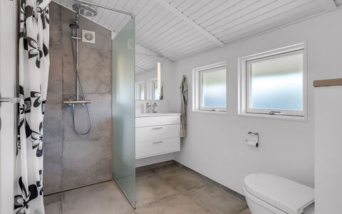 Majken - 225M from the Sea: Flooring, Loodgieterswerkinrichting, Verdieping, Badkamer, Plafond, Interieur Ontwerp, Loodgieter, Kraan, Wastafel, Badkamerkast