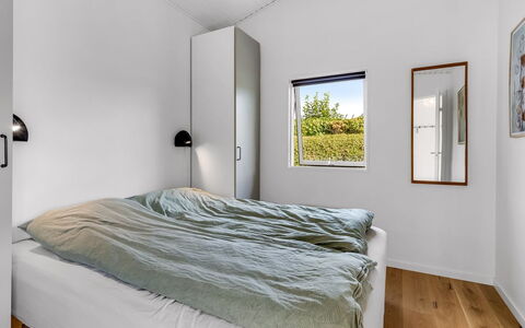 Majken - 225M from the Sea: Muur, Hout, Plafond, Interieur Ontwerp, Slaapkamer, Verdieping, Flooring, Bed, Laken, Kamer