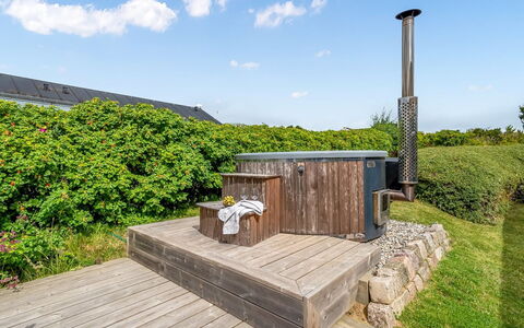 Majken - 225M from the Sea: Dek, Tuin, Hardwood, Beits, Backyard, Werf, Landscaping, Outdoor Structuur, Buitenmeubels, Plank