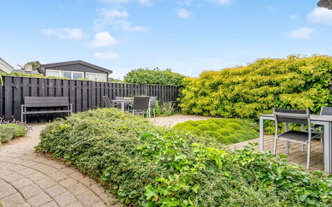 Majken - 225M from the Sea: Struik, Tuin, Groundcover, Haag, Landscaping, Schaduw, Gazon, Landgoed, Werf, Gang