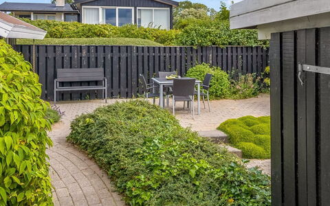 Majken - 225M from the Sea: Struik, Tuin, Groundcover, Haag, Gazon, Schaduw, Landscaping, Backyard, Werf, Gang