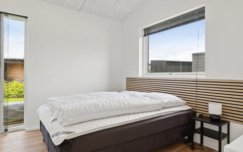 Nissine - 300M from the Sea: Hout, Plafond, Interieur Ontwerp, Slaapkamer, Verdieping, Bed, Kamer, Bed Frame, Bedding, Hardwood