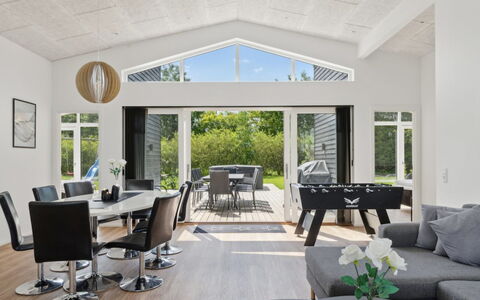 Nissine - 300M from the Sea: Meubilair, Interieur Ontwerp, Bankstel, Flooring, Plafond, Hout, Verdieping, Woonkamer, Huis, Verlichting