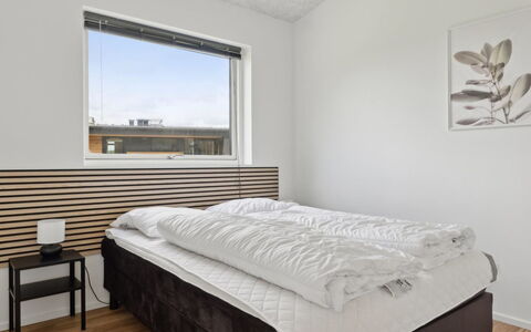 Nissine - 300M from the Sea: Slaapkamer, Bed, Hout, Interieur Ontwerp, Laken, Bedding, Plafond, Bed Frame, Verdieping, Kamer