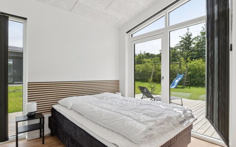 Nissine - 300M from the Sea: Plafond, Slaapkamer, Bed, Hardwood, Ontwerp, Plank, Daylighting, Bed Frame, Bedding, Houten Vloer