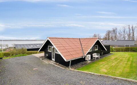 Anu - 400M from the Sea: Hout, Dak, Architectuur, Huis, Huis, Verblijf, Siding, Hardwood, Helling, Landgoed