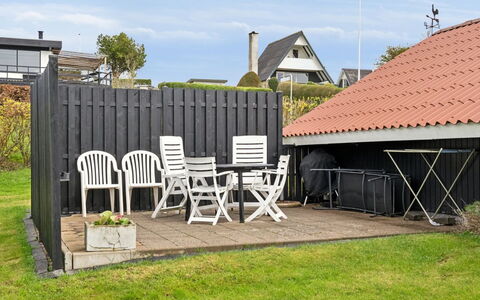 Anu - 400M from the Sea: Hout, Dak, Architectuur, Huis, Huis, Verblijf, Siding, Hardwood, Helling, Landgoed