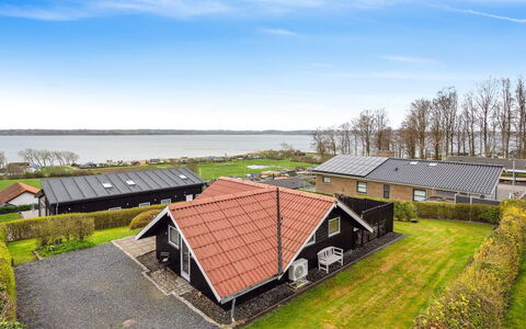 Anu - 400M from the Sea: Hout, Dak, Architectuur, Huis, Huis, Verblijf, Siding, Hardwood, Helling, Landgoed