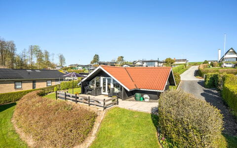 Anu - 400M from the Sea: Hout, Dak, Architectuur, Huis, Huis, Verblijf, Siding, Hardwood, Helling, Landgoed