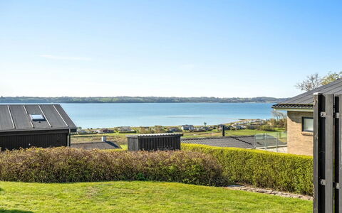 Anu - 400M from the Sea: Hout, Dak, Architectuur, Huis, Huis, Verblijf, Siding, Hardwood, Helling, Landgoed