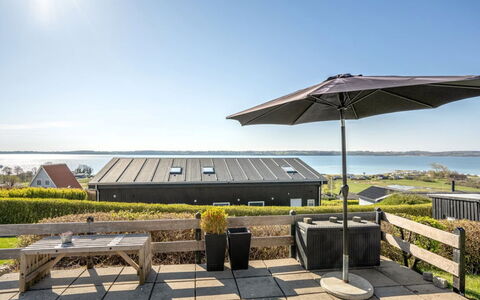 Anu - 400M from the Sea: Hout, Dak, Architectuur, Huis, Huis, Verblijf, Siding, Hardwood, Helling, Landgoed