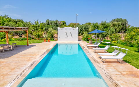 Villa Del Capitolo Con Trullo: Water, Fabriek, Lucht, Zwembad, Azure, Boom, Buitenmeubels, Schaduw, Vrije Tijd, Onroerend Goed
