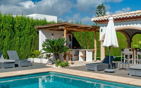 Villa Sanmar: Flooring, Slaapkamer, Bedding, Bed, Bed Frame, Linens, Laken, Hardwood, Matras, Houten Vloer