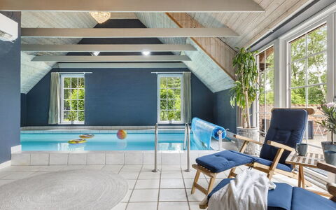 Krok - 1.2Km from the Sea: Flooring, Meubilair, Verdieping, Interieur Ontwerp, Plafond, Stoel, Zwembad, Toevlucht, Eco Hotel, Schaduw