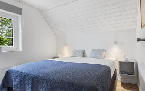 Krok - 1.2Km from the Sea: Hout, Flooring, Verdieping, Interieur Ontwerp, Plafond, Meubilair, Huis, Slaapkamer, Bed, Houten Vloer