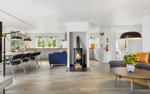 Krok - 1.2Km from the Sea: Interieur Ontwerp, Flooring, Meubilair, Verdieping, Houten Vloer, Hout, Plafond, Woonkamer, Huis, Laminaatvloer