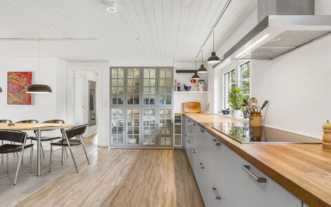 Krok - 1.2Km from the Sea: Flooring, Houten Vloer, Hout, Interieur Ontwerp, Keuken, Countertop, Verdieping, Plafond, Meubilair, Cabinetry