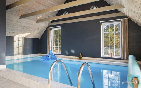 Krok - 1.2Km from the Sea: Flooring, Plafond, Verdieping, Zwembad, Samengesteld Materiaal, Zolder, Straal, Stoel, Ontwerp, Schaduw