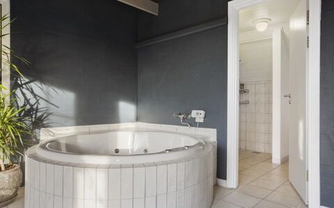 Krok - 1.2Km from the Sea: Flooring, Loodgieterswerkinrichting, Verdieping, Badkamer, Interieur Ontwerp, Bad, Plafond, Loodgieter, Samengesteld Materiaal, Tegel