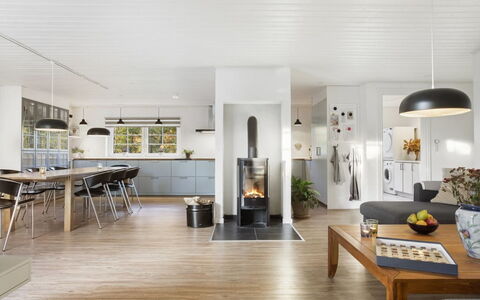 Krok - 1.2Km from the Sea: Interieur Ontwerp, Flooring, Meubilair, Verdieping, Houten Vloer, Hout, Plafond, Lichte Inrichting, Huis, Woonkamer