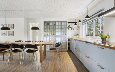 Krok - 1.2Km from the Sea: Flooring, Houten Vloer, Hout, Meubilair, Interieur Ontwerp, Countertop, Keuken, Verdieping, Plafond, Cabinetry